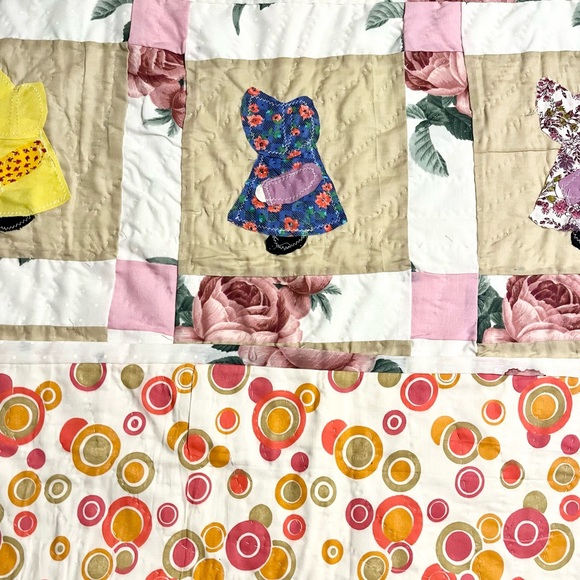 Beautiful Vintage Sunbonnet Sue Appliqued Floral Polka Dot Wall Hanging Quilt - Picture 12 of 16